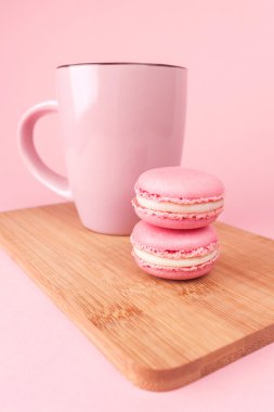 Pembe bir arka plan üzerinde pembe macaroons