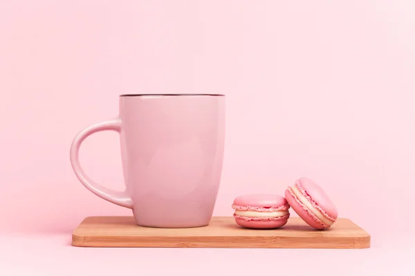 Macarrones rosados con café —  Fotos de Stock