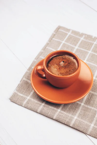 Tazza di caffè sul tavolo bianco — Foto Stock