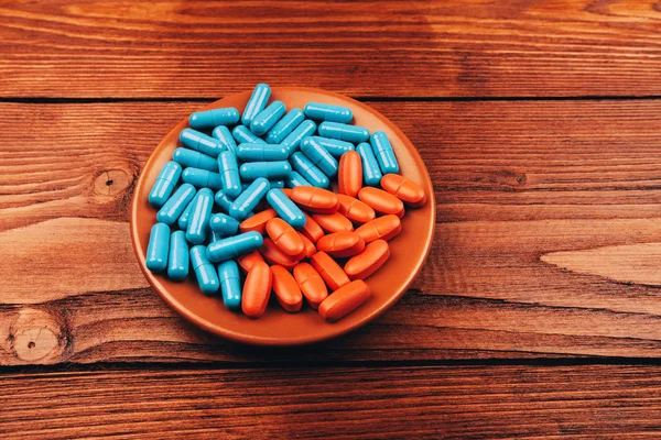 Pilules sur table en bois — Photo