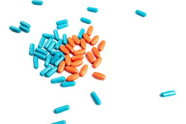 İlaçlar beyaza izole edilmiş