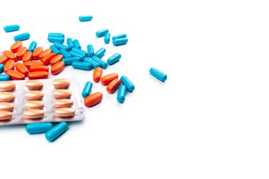 İlaçlar beyaza izole edilmiş
