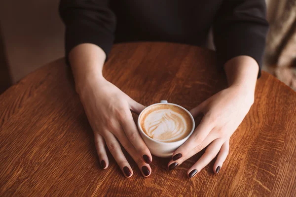 Kávé női kézben — Stock Fotó