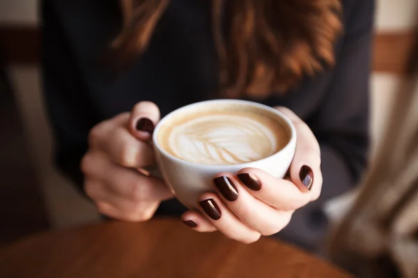 Kaffee in Frauenhand — Stockfoto