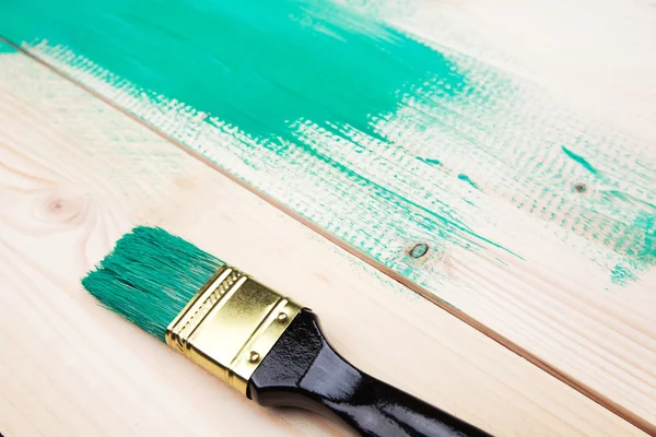 Varnishing a wooden shelf using paintbrush — Stock Photo, Image