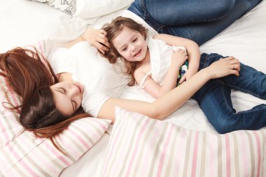 Anne ve kızı yatakta