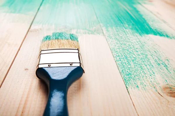 Barnizado de un estante de madera con pincel — Foto de Stock