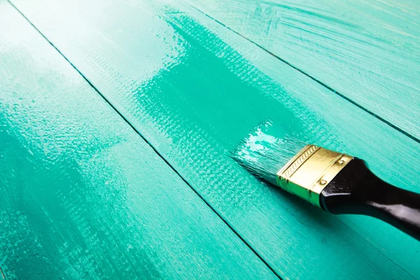 페인트 브러시를 사용 하 여 나무 선반을 니스로 칠하기 — 스톡 사진