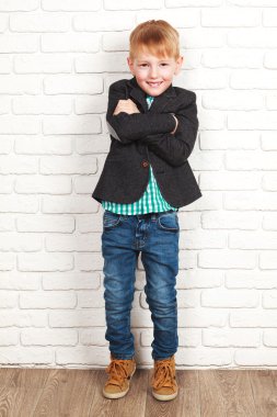 Mutlu küçük çocuk ceketli