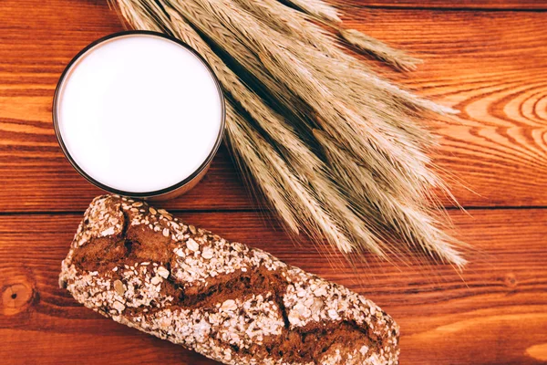 Glass of milk with bread — Stock Photo, Image