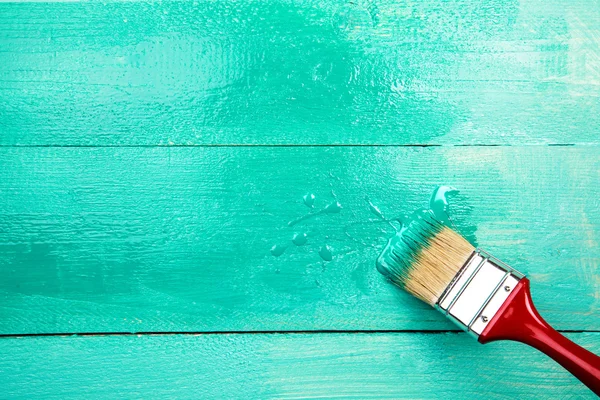 Varnishing a wooden shelf using paintbrush — Stock Photo, Image