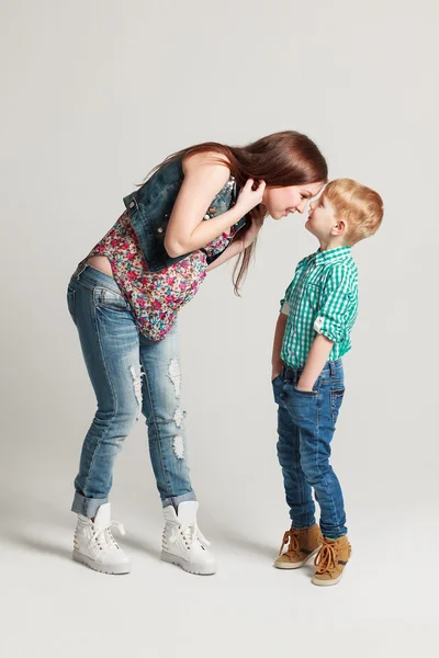 Pregnant woman with her elder son — Stock Photo, Image