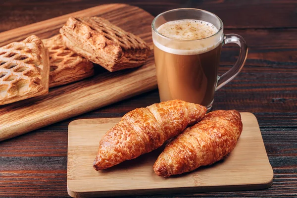 Kaffee mit Croissants — Stockfoto