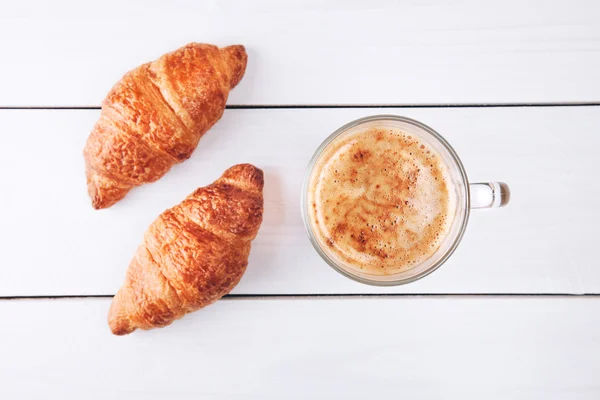 Kaffee mit Croissants — Stockfoto