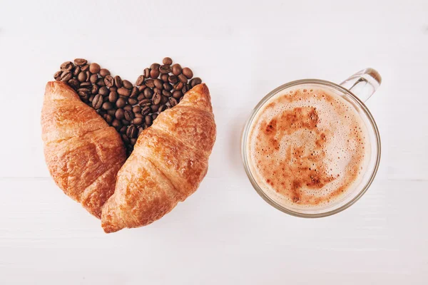 Kaffee mit Croissants — Stockfoto