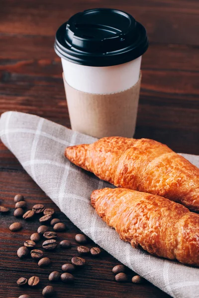 Kaffee to go mit Croissants — Stockfoto