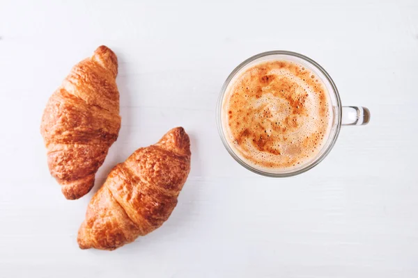 Kaffee mit Croissants — Stockfoto