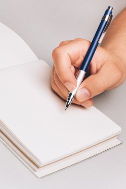 Bir şey yazmaya kalem ile el mans