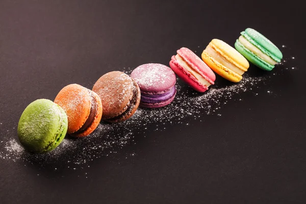 Fila de macarrones en negro — Foto de Stock