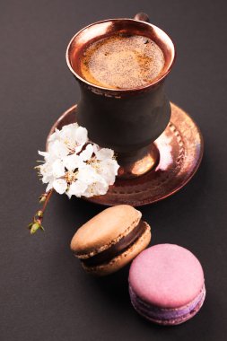 Vintage çiçek ve macaroons kahve