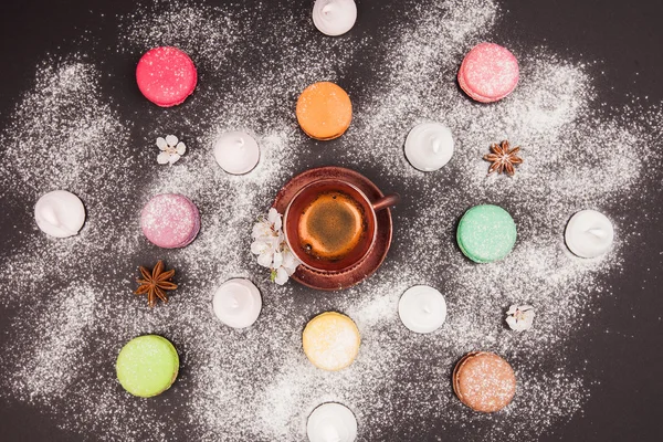 Macarrones, malvavisco y café sobre negro — Foto de Stock