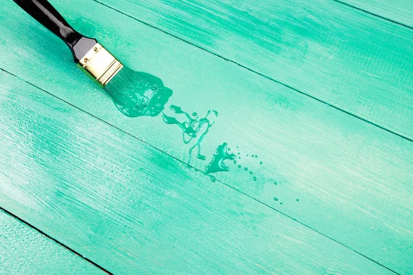 Varnishing a wooden shelf using paintbrush — Stock Photo, Image