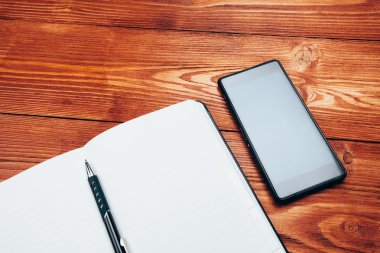 Smartphone ve defter kalem ile