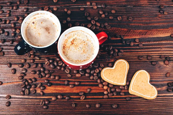 Dua cangkir kopi dengan kue — Stok Foto