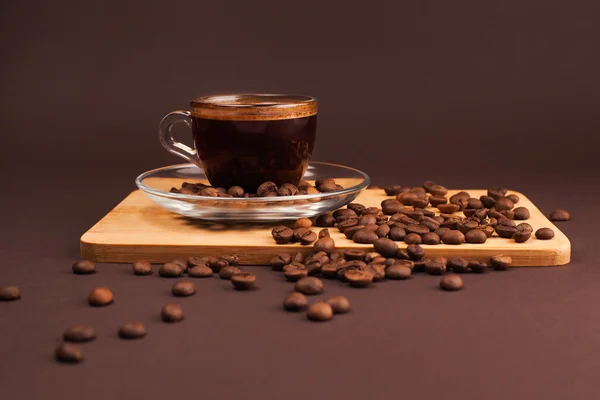Secangkir kopi dengan kacang — Stok Foto