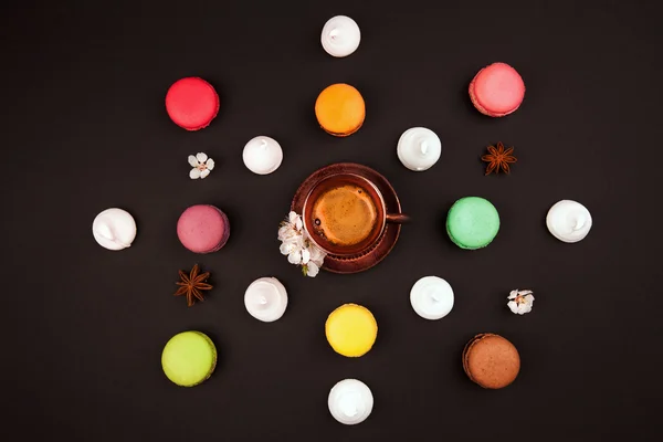 Makaroni, marshmallow dan kopi di atas hitam — Stok Foto