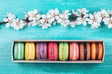 Kağıt kutusu içinde renkli macaroons