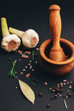 Taze ot ve baharat ahşap harç içinde