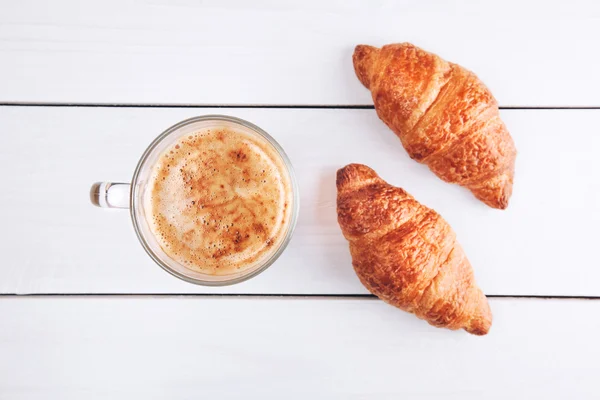 Kaffee mit Croissants — Stockfoto