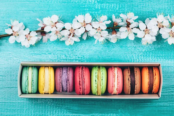 Macaroons coloridos na caixa de papel — Fotografia de Stock