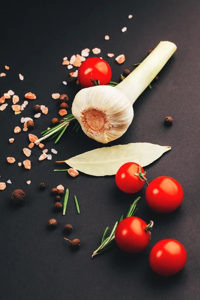 Tomatoes, herbs and spices — Stock Photo, Image