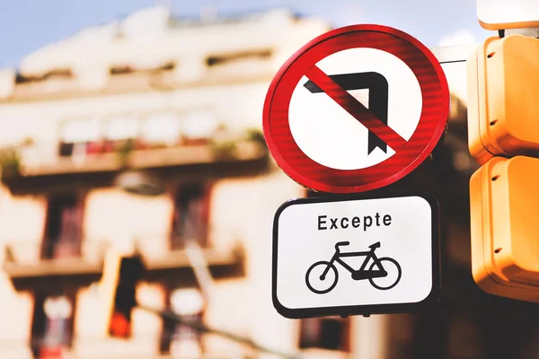 Нет поворотных знаков налево в Барселоне — стоковое фото