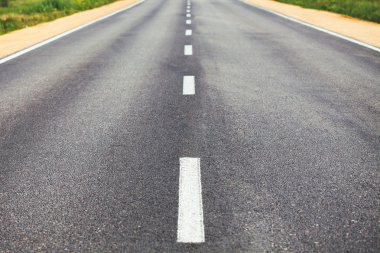 Yol üzerinde bölünme çizgisi