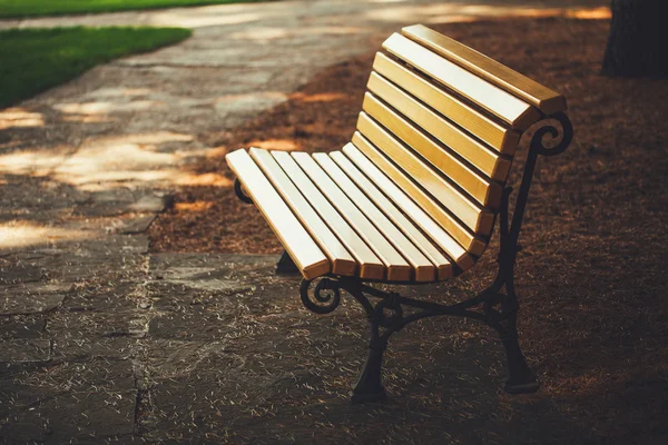 Bänk i parken — Stockfoto