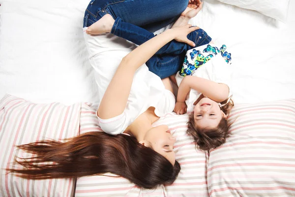 Madre e hija pequeña en la cama —  Fotos de Stock