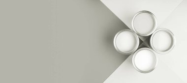 Geometrik bir arka planda düzenlenmiş, ince gri boya gölgeli dört adet açık boya kutusu ev yenilemesi için hazır. 2026 'nın beyaz bulutlu dansçısı.