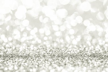 Gümüş parıltı, tatil ve kutlama temaları için uygun ışıltılı bokeh ışıkları ile soyut bir arka plan oluşturuyor. 2026 'nın beyaz bulutlu dansçısı.