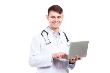 genç bir doktor yalıtılmış dizüstü bilgisayar ile