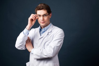 Koyu arka plan üzerine doktor