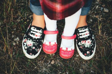 Anne ve kızı ayaklar