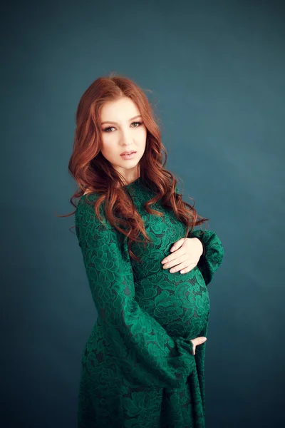 Kobieta w ciąży w sukni długiej koronki zielony — Zdjęcie stockowe