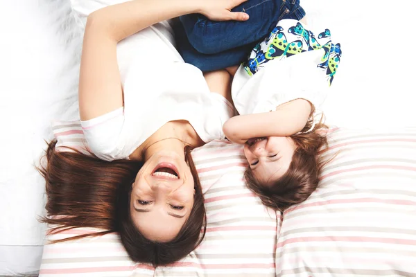 Mother and little daughter in bed — Stock Photo, Image