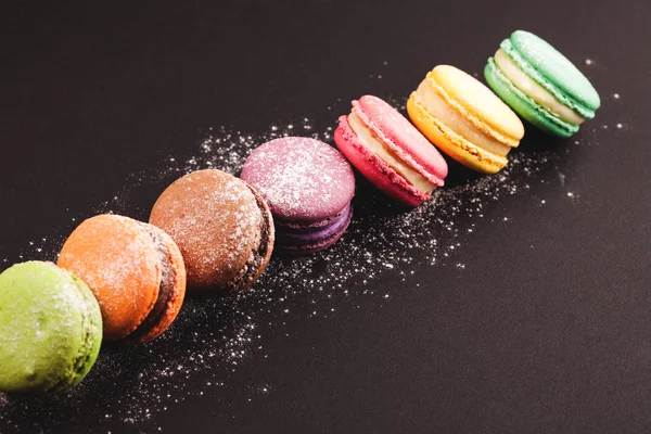 Fila de macarrones en negro — Foto de Stock