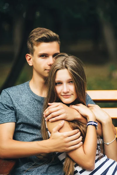 Jovem casal no banco — Fotografia de Stock