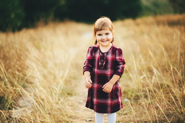 Маленькая девочка на природе — стоковое фото