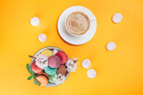 Macaron coloré dans un bol — Photo